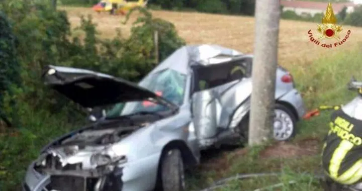 Fa la diretta su Facebook al volante: si schianta e muore